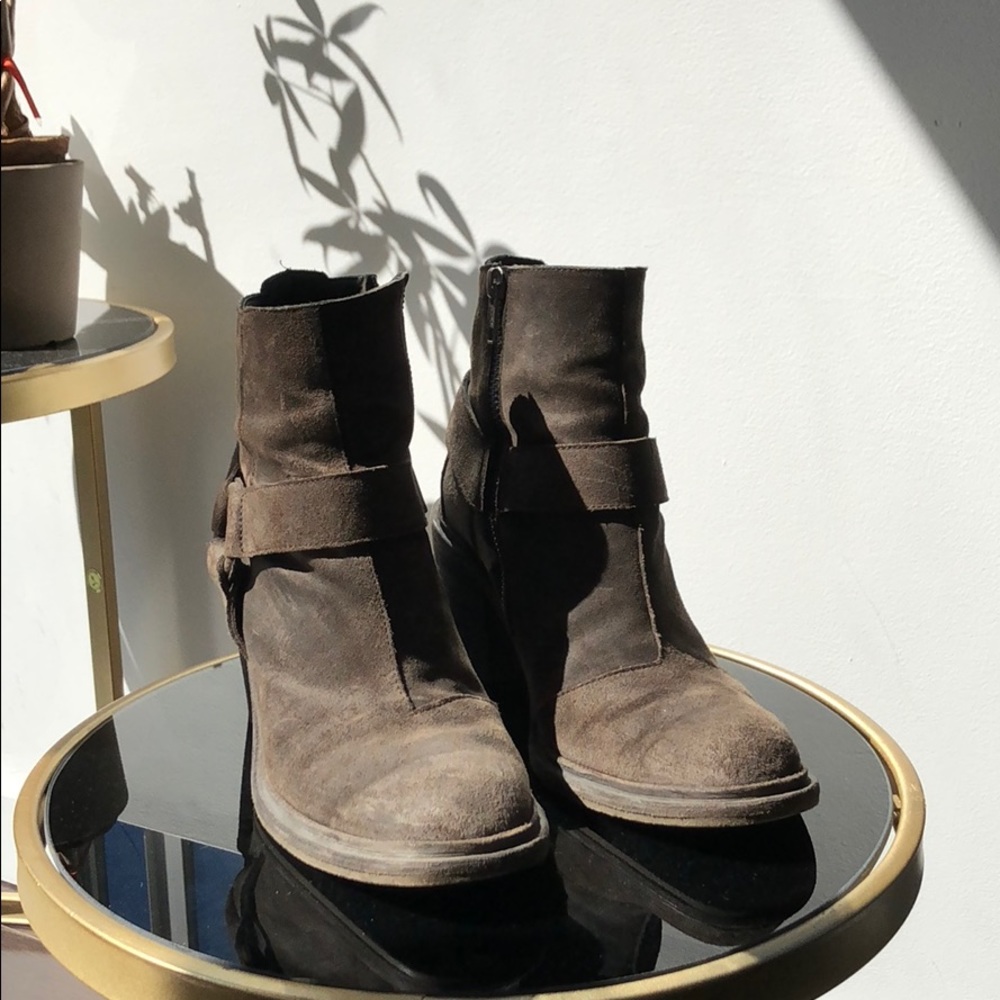 LD Tuttle Brown Suede Boots Italy US 37  3” Heel